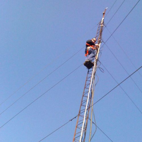 Instalación de antena sobre mastil