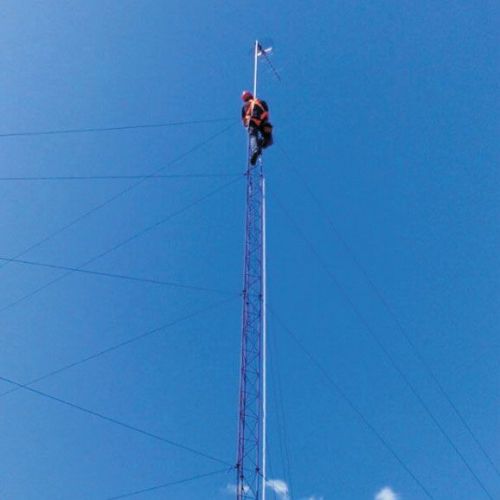 Instalación de antena sobre mastil